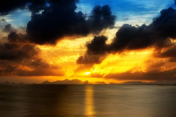 Západu slunce obloha s cloud na jezeře. — Stock fotografie