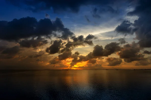 Západu slunce obloha s cloud na jezeře. — Stock fotografie