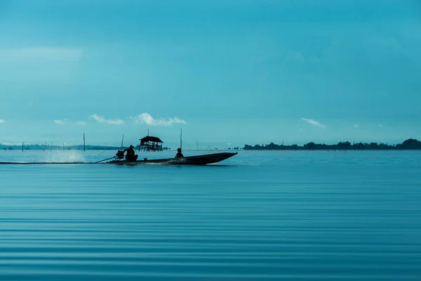 Silhuetas de Pescador mínimo no lago . — Fotografia de Stock