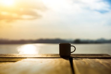 Sabah zamanında beyaz kahve kupa