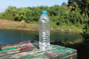 Eski plastik su şişeleri üzerinde ahşap.