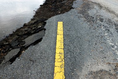 Eski sarı trafiği satırlarını yolda.