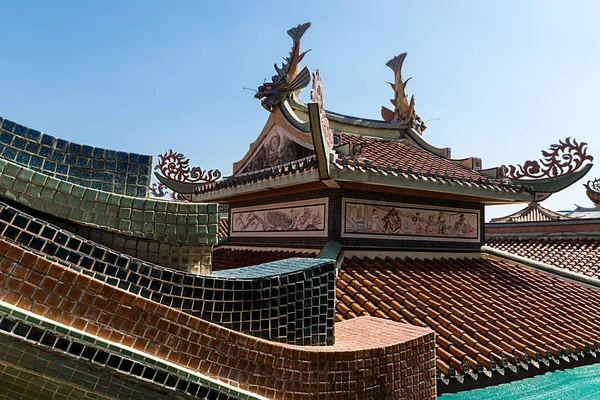 Chinese temple roof and Chinese art on top. — Stock Photo, Image