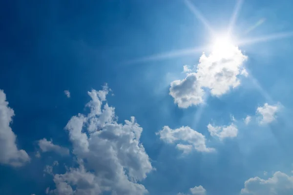 Witte wolk op sky met zon. — Stockfoto