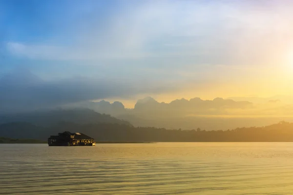 Resort i sjön med berg bakgrund. — Stockfoto