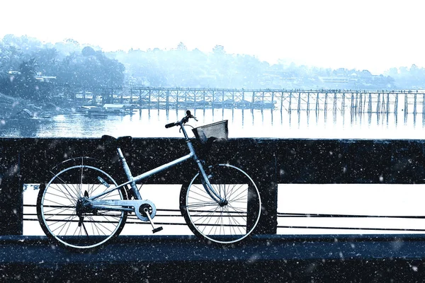 Oldtimer-Räder im Winter auf der Brücke. — Stockfoto