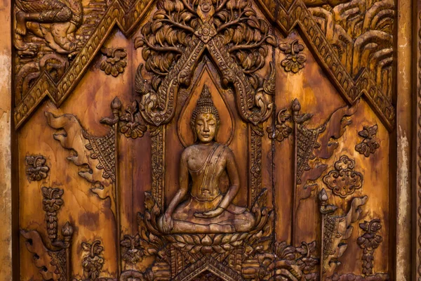Sculpture sur bois de l'histoire bouddhiste . — Photo