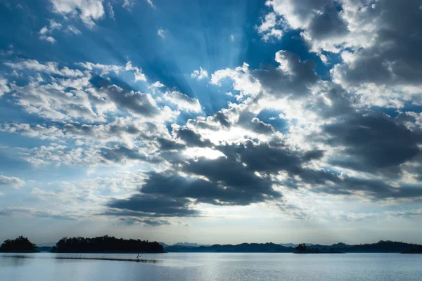 Cloudscape s slunce nad jezerem. — Stock fotografie