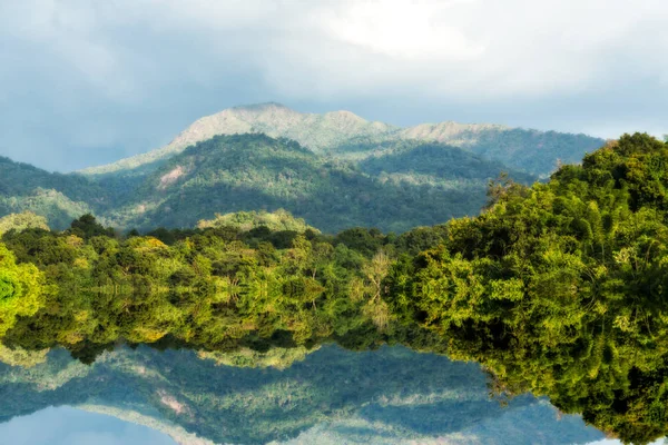 Montagna verde con nuvola di pioggia . — Foto Stock