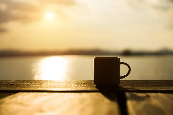 Silhouettes coffee mug in the morning time — Stock Photo, Image