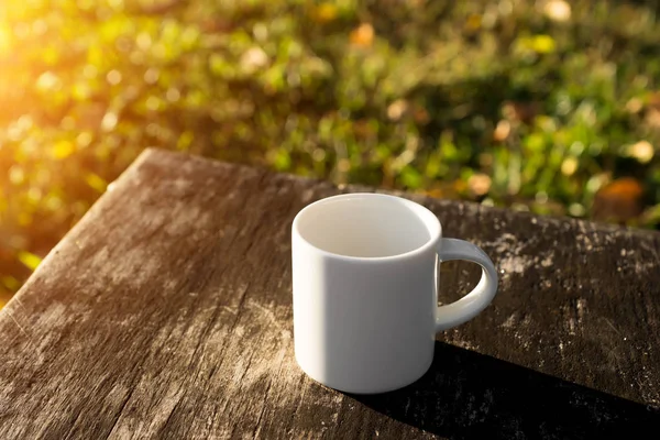 Caneca de café branco na hora da manhã — Fotografia de Stock