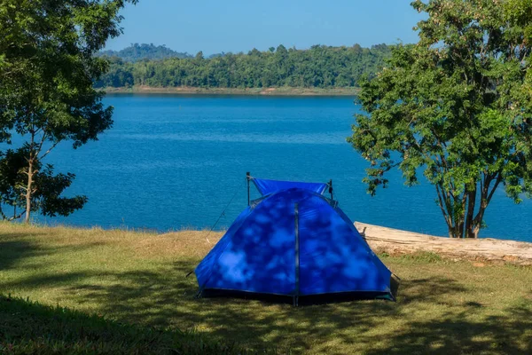 Acampar e tenda na colina . — Fotografia de Stock