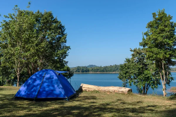 Acampar e tenda na colina . — Fotografia de Stock