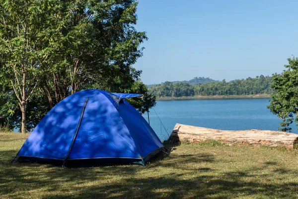 Acampar e tenda na colina . — Fotografia de Stock