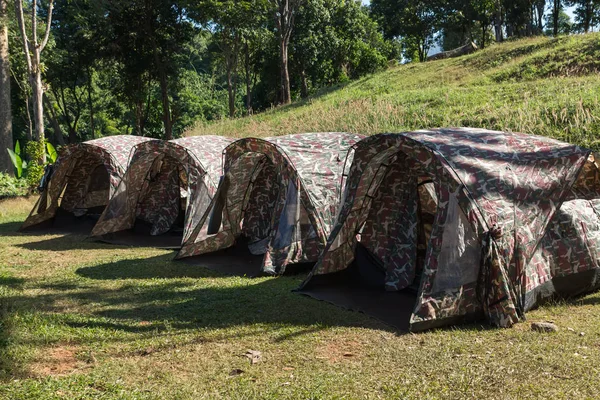 Campeggio e tenda in collina . — Foto Stock