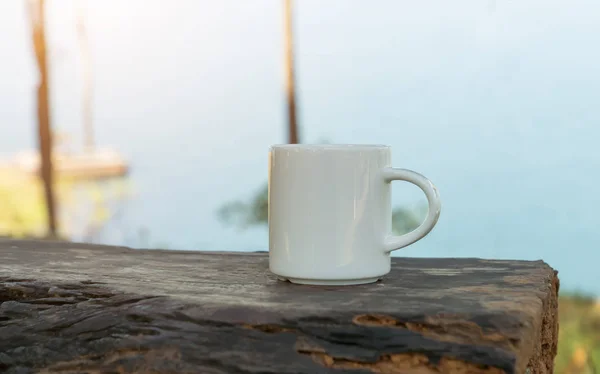 Sabah zamanında beyaz kahve kupa — Stok fotoğraf