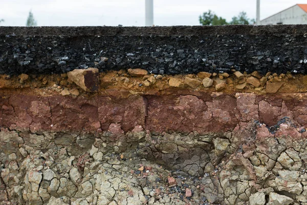 La capa de camino de asfalto con tierra y roca . — Foto de Stock