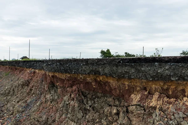 Die Schicht Asphaltstraße mit Erde und Fels. — Stockfoto