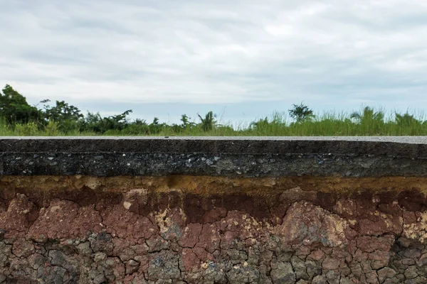 La capa de camino de asfalto con tierra y roca . — Foto de Stock