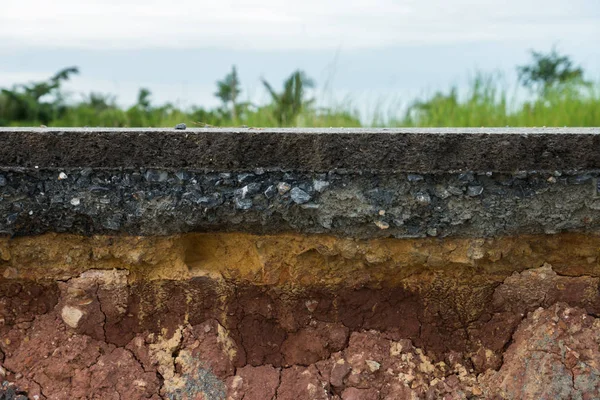 Lo strato di strada asfaltata con terreno e roccia . — Foto Stock