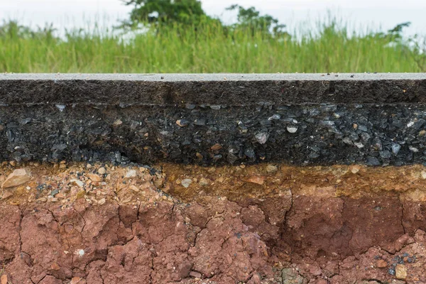 Lo strato di strada asfaltata con terreno e roccia . — Foto Stock