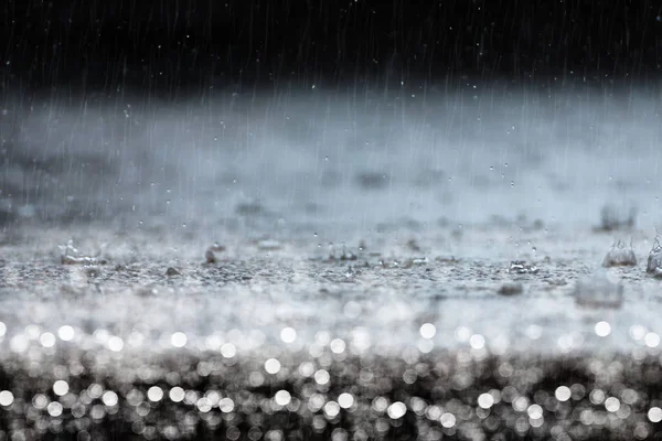 Caída de lluvia en el suelo en temporada de lluvias. — Foto de Stock