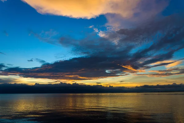 湖上的暗云的夕阳的天空. — 图库照片