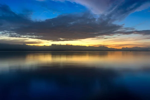 Céu do pôr do sol com nuvem escura no lago . — Fotografia de Stock