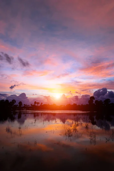 Avondrood met kleur cloud op het meer. — Stockfoto