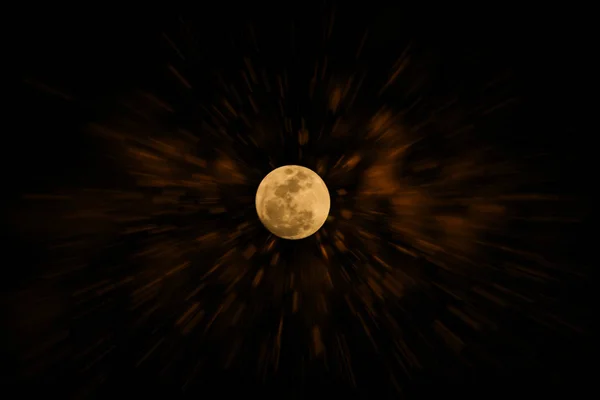Ciel nocturne et pleine lune orange . — Photo