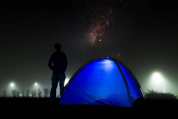 Bir adamın silueti.. — Stok fotoğraf