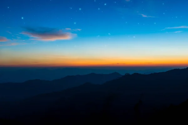 Силуэты горы и неба — стоковое фото