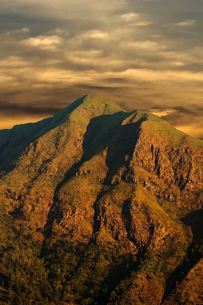 Большая гора с солнечным светом . — стоковое фото