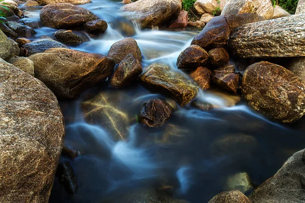 Petite cascade avec mouvement de l'eau. — Photo