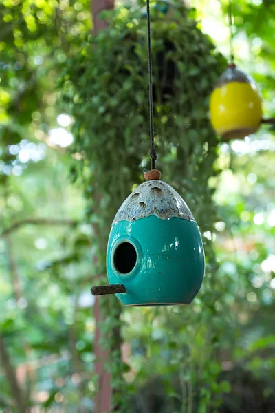 Vogelhäuser aus Keramik im Garten. — Stockfoto