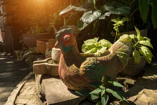 Hühnerstatue im Garten. — Stockfoto