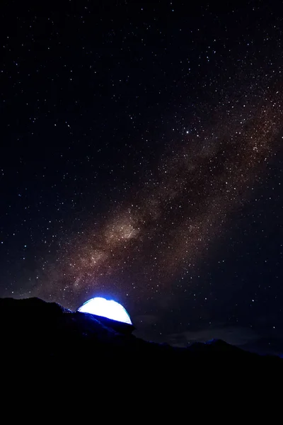Млечный путь и голубая палатка со светом на холме . — стоковое фото