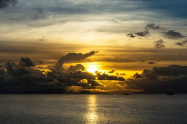 Günbatımı gökyüzü ve bulut göl kenarında.