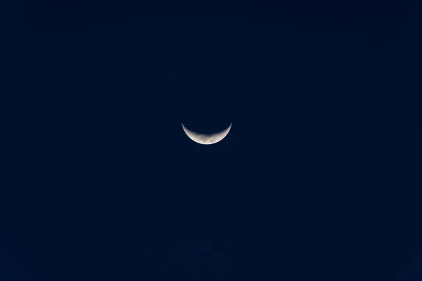 Mond in der dunklen Nacht. — Stockfoto