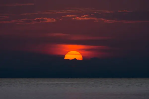 Tramonto cielo e nuvole sul lago . — Foto Stock