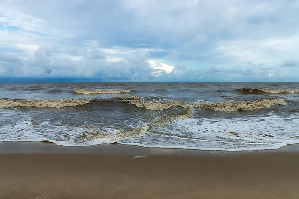 Пляж в сезон муссонов — стоковое фото