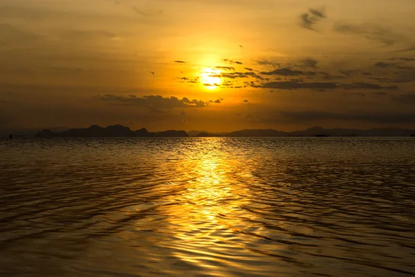 Tramonto cielo e nuvole sul lago . — Foto Stock