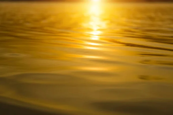 水表面における抽象的な日光. — ストック写真