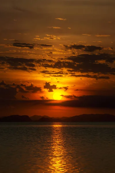 夕焼け空と湖の雲. — ストック写真