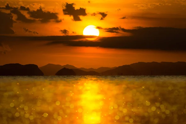 Himmel bei Sonnenuntergang und Wolken auf dem See. — Stockfoto