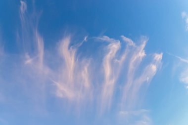 Cirrus bulut mavi gökyüzü ile.