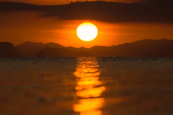 Himmel bei Sonnenuntergang und Wolken auf dem See. — Stockfoto