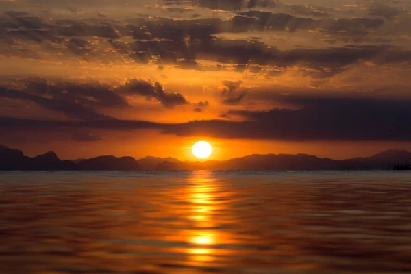 Zachód słońca niebo i chmury nad jeziorem. — Zdjęcie stockowe