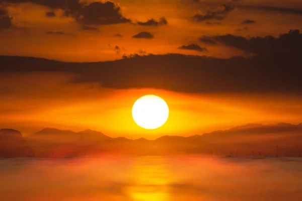 Sunset sky and cloud on the lake. — Stock Photo, Image