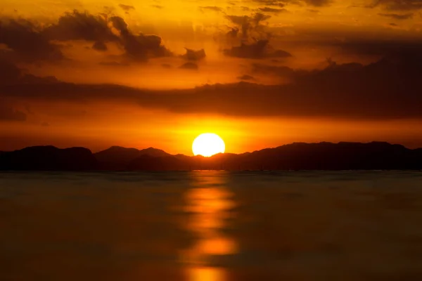 Céu por do sol e nuvem no lago . — Fotografia de Stock